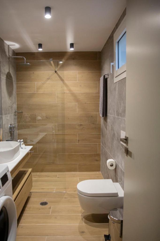 Modern bathroom with walk-in rain shower at Nerissa Itea